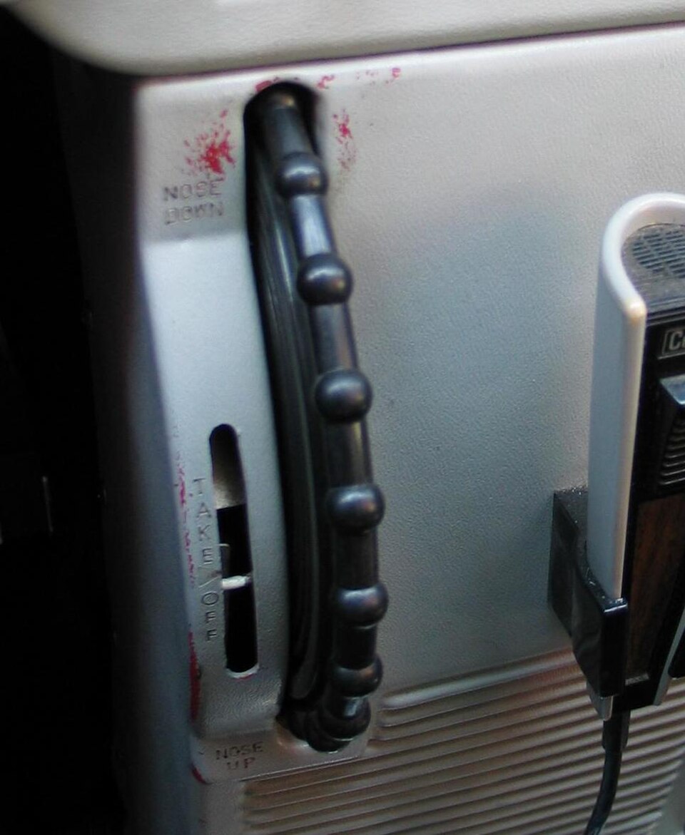 The elevator trim wheel on the center pedestal of a Cessna 172