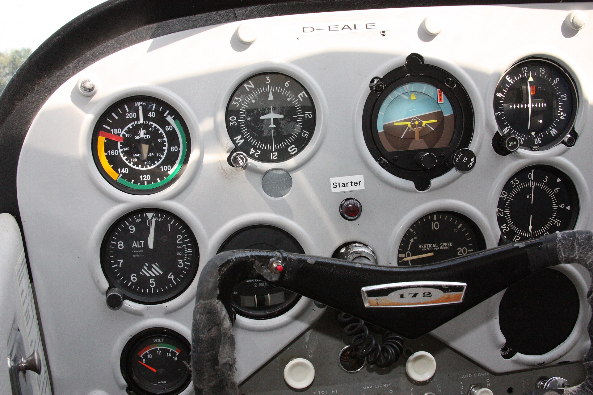 The yoke of a Cessna 172 in front of the instrument panel